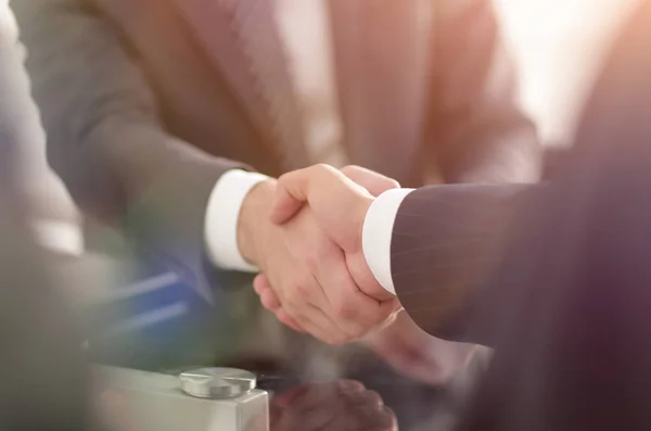 Уверенное рукопожатие деловых партнеров — стоковое фото