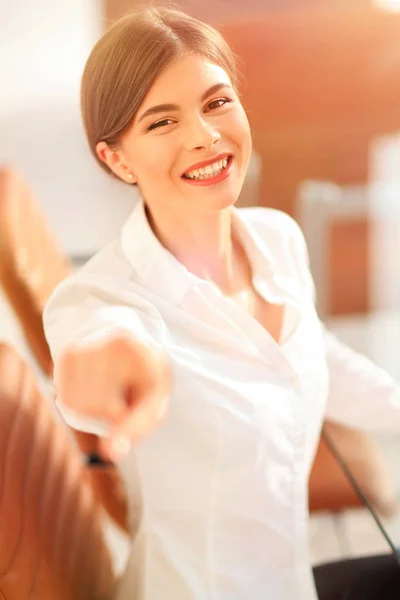 Närbild porträtt av ung affärskvinna på arbetsplatsen — Stockfoto