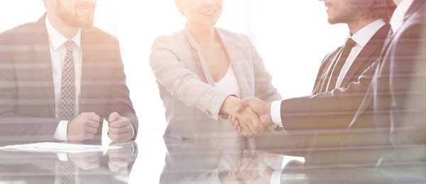 Da dietro gli uomini d'affari glass.handshake — Foto Stock