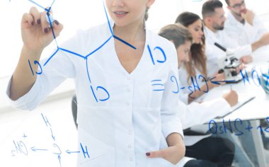 şeffaf yönetim kurulu ile görüntüleyin. kadın bilim adamı bir rapor meslektaşları için yapar.