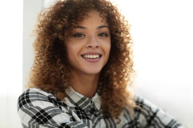 sevimli genç kadın bir ekose gömlek ve kot pantolon.