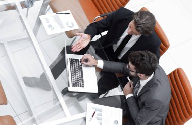 dizüstü bilgisayarda çalışan iki iş adamı