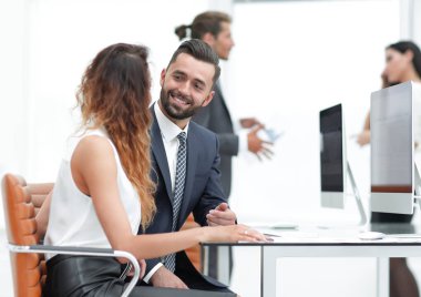 söz, Masa başında oturan arkadaşları