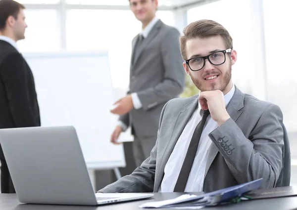 Erfolgreicher Geschäftsmann sitzt im Büro am Schreibtisch — Stockfoto