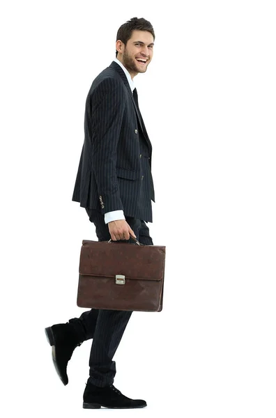 В полном росте. Подходит бизнесмен с кожаным портфелем . — стоковое фото