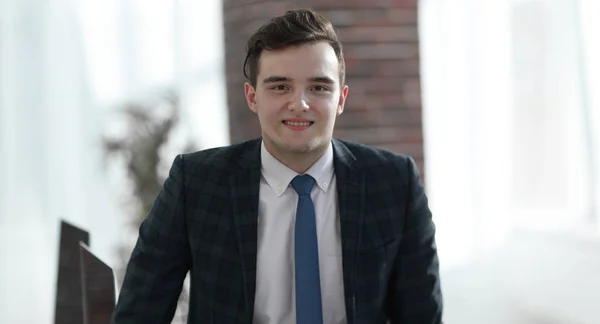 Portrait d'un jeune employé au bureau — Photo