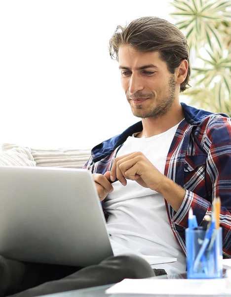 Joven feliz trabajando con el ordenador portátil desde casa . —  Fotos de Stock