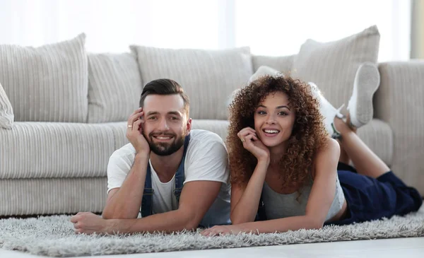 Retrato de una pareja casada tirada en el suelo después de mudarse — Foto de Stock