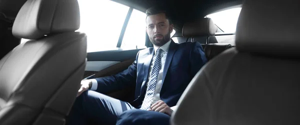 車の後部座席に座っているビジネスマン — ストック写真