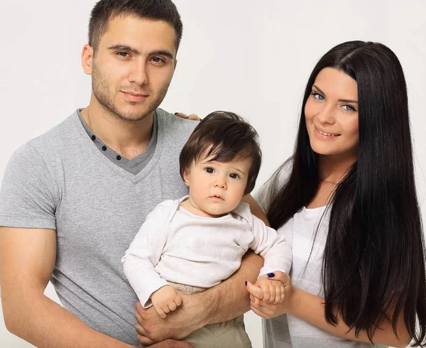 Helles Porträt einer glücklichen Familie. isoliert auf weißem Hintergrund — Stockfoto