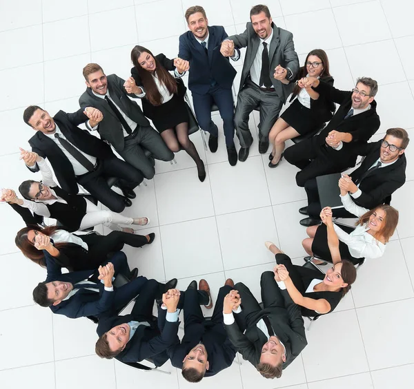 Konceptet teambuilding .stort framgångsrikt affärsteam sitter i en cirkel — Stockfoto