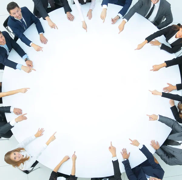 Een groep zakenmensen die aan de ronde tafel zitten. het bedrijfsconcept — Stockfoto