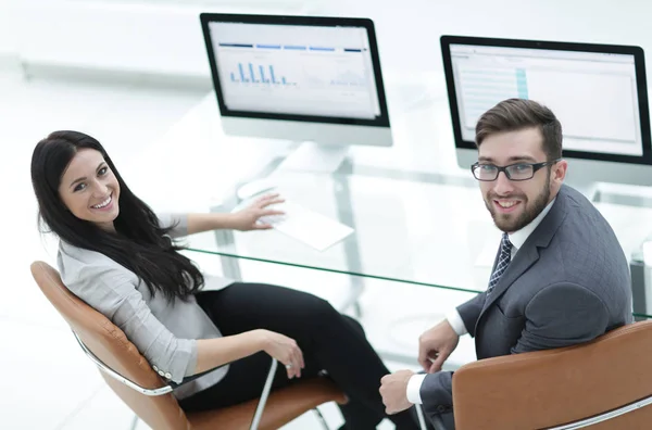 Gerente superior y asistente sentado en el escritorio . —  Fotos de Stock