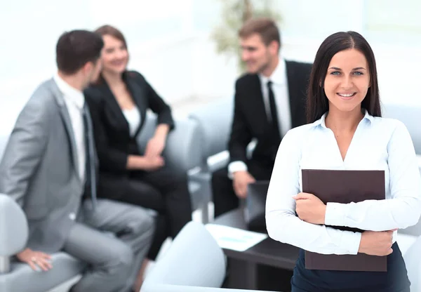 Sorridente assistente feminina com documentos — Fotografia de Stock