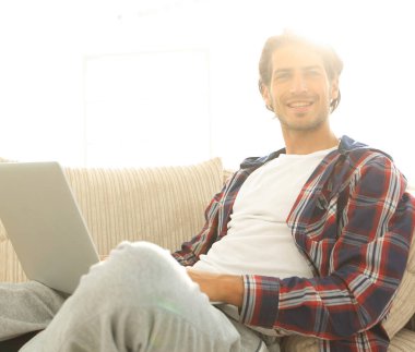 dizüstü bilgisayar ile ciddi genç adam.