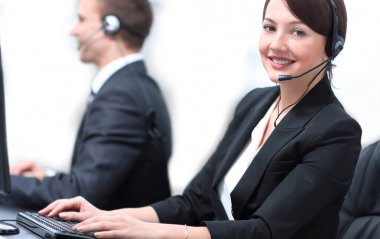 Kadın müşteri hizmetleri temsilcisi ile bir çağrı merkezi, çalışma kulaklık