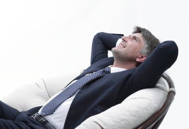 yan görünümü. İşadamı düşünüyor, rahat bir sandalyede oturuyor