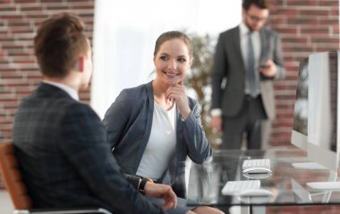 aktif genç kadın çalışanın ofis