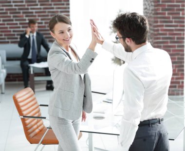 iş arkadaşları onların zafer göstermek için