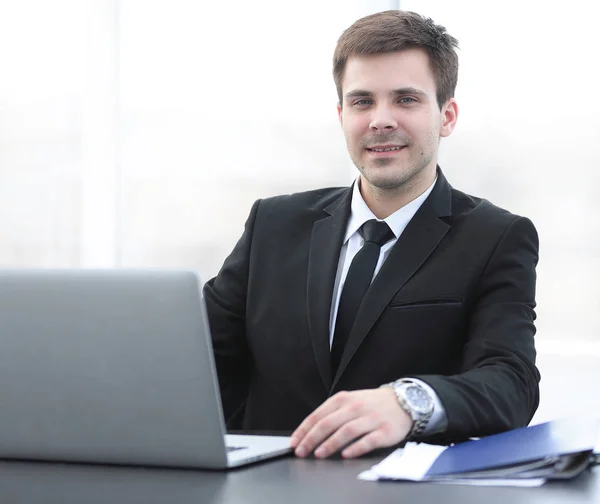 Porträt eines Geschäftsmannes an seinem Arbeitsplatz — Stockfoto