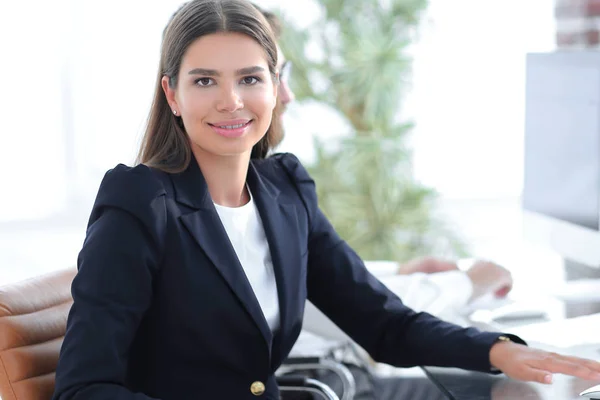 Jonge zakenvrouw zit aan Bureau — Stockfoto