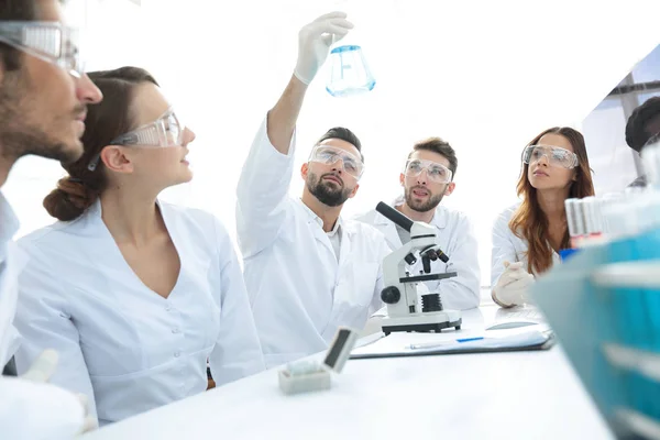 Grupo de trabajadores jóvenes están trabajando en el laboratorio de bioquímica , — Foto de Stock
