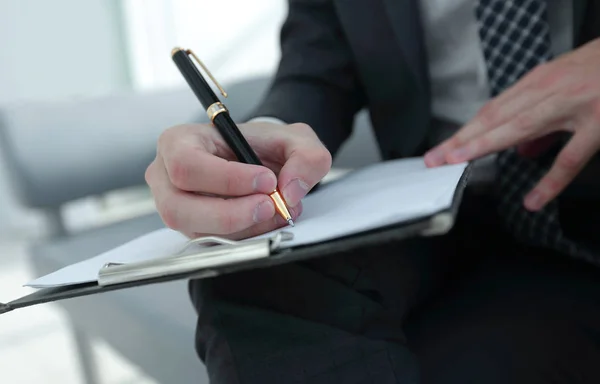 ビジネスマンは、契約を締結します。ペンを手に持つ. — ストック写真