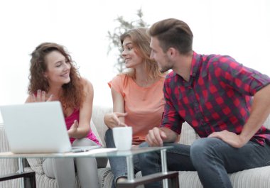 kanepede oturan sorunu görüşmek için öğrenci grubu.