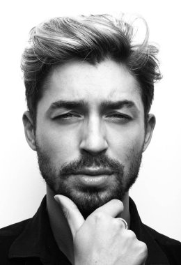 Dalgın bir adam portresi siyah ve beyaz