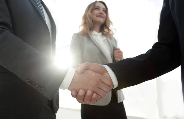 Fechar o handshake homem de negócios juntos na sala de reuniões — Fotografia de Stock