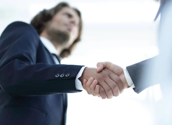 Erfolgreiche Geschäftsleute beim Händeschütteln nach einem guten Geschäft. — Stockfoto