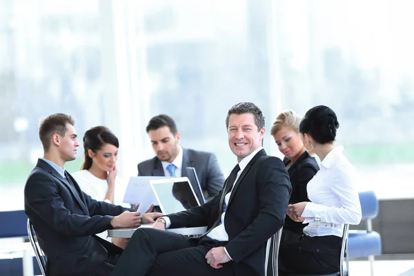 Empresário e sua equipe de negócios com documentos financeiros sentados em uma mesa no lobby do Banco . — Fotografia de Stock