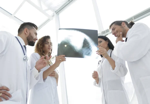 Медичні працівники, які дивляться на рентгенівську плівку пацієнтів — стокове фото