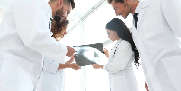 Grupo de médicos discutiendo una radiografía —  Fotos de Stock