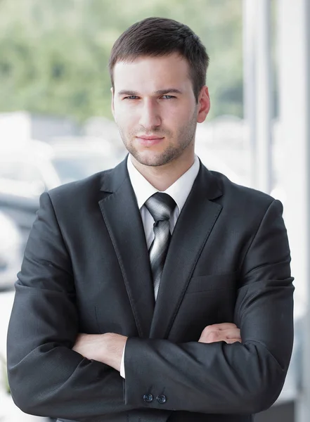 Porträtt av framgångsrik affärsman på suddig bakgrund. — Stockfoto