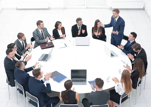 Επιχειρηματίες που χειροκροτούν ομιλητής σε μια επαγγελματική συνάντηση. — Φωτογραφία Αρχείου