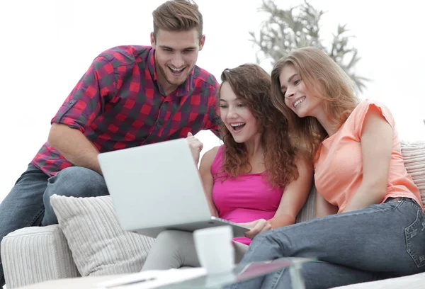 Studenten, die am Laptop durch Ihr Lieblingsvideo surfen — Stockfoto