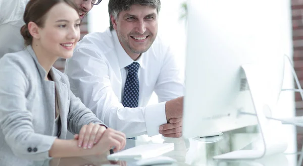 Business team bespreekt informatie zittend aan de balie — Stockfoto