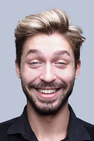 Portret uśmiechnięty człowiek na szarym tle z bliska — Zdjęcie stockowe