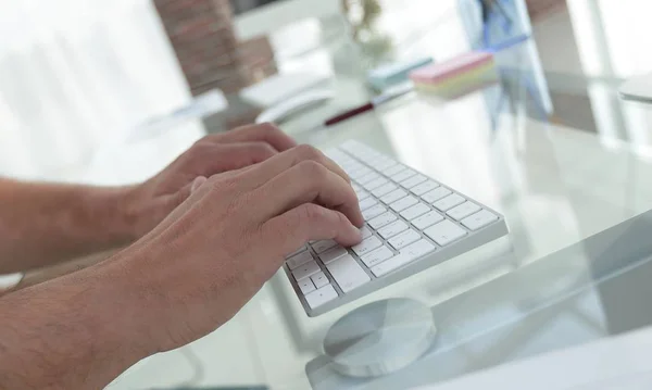 Nahaufnahme eines Mitarbeiters beim Tippen auf einer PC-Tastatur. — Stockfoto