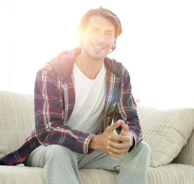 modern adam kanepede oturan portresi