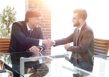 İş ortakları sözleşme tartıştıktan sonra el sallamak