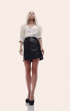 Aşağıdan görüntüleyin. Genç iş kadını güvenle forwar arıyorsunuz