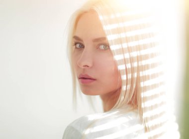 yakın çekim modern bir güzel kadın portresi.