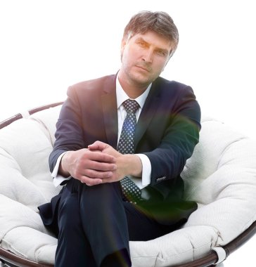 Başarılı bir iş adamı yumuşak bir rahat sandalyede oturur.
