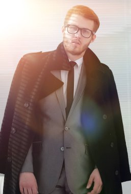 siyah ceket ciddi işadamı portresi