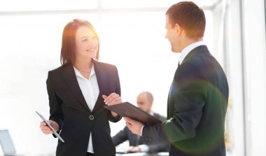 iş arkadaşları ofiste iş sorunları tartışıyor