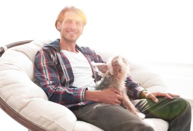 şık adam büyük bir rahat koltukta oturan.