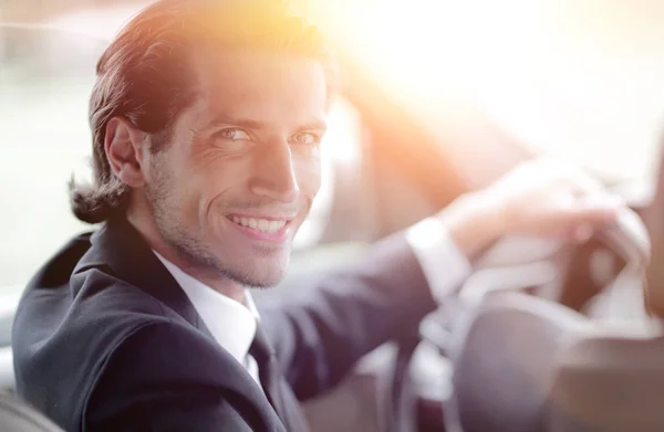 Uomo seduto al volante di una macchina — Foto Stock