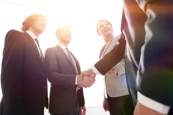 Business mensen handshaking na goede deal. — Stockfoto